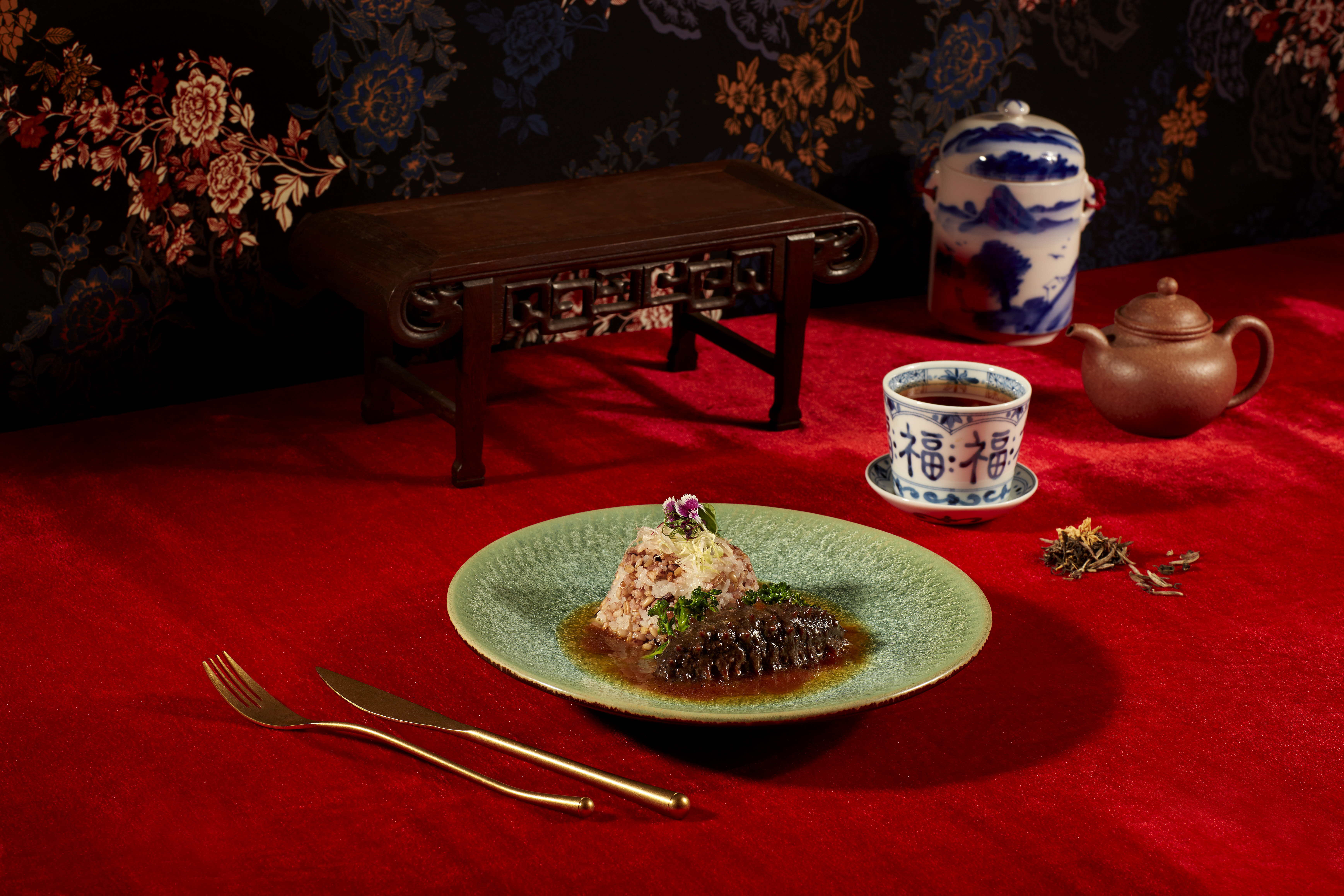 Braised Spiky Sea Cucumber with Leek, Fragrant Oil, and Five Grain Rice (葱油烧关东刺参伴五谷米饭) 
